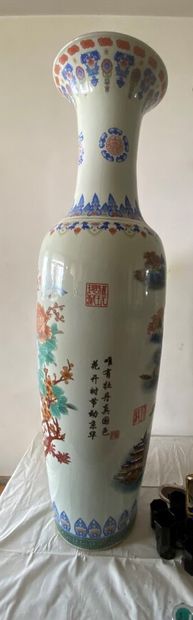 null *CHINE

Important vase en porcelaine à décor de chrysanthèmes et palais.

Travail...