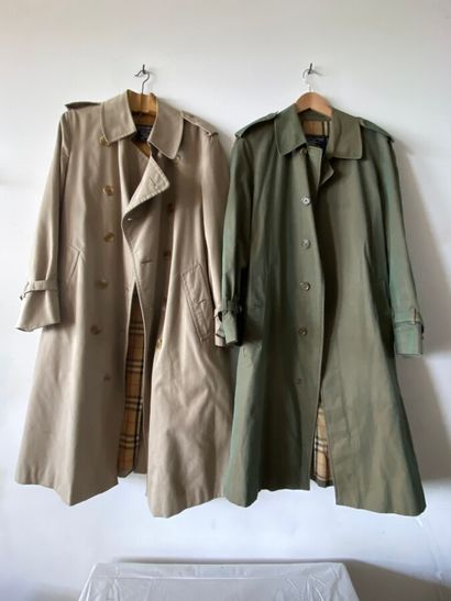 null *BURBERRY, made in England

Lot comprenant deux trenchs homme.

Haiteur : environ...