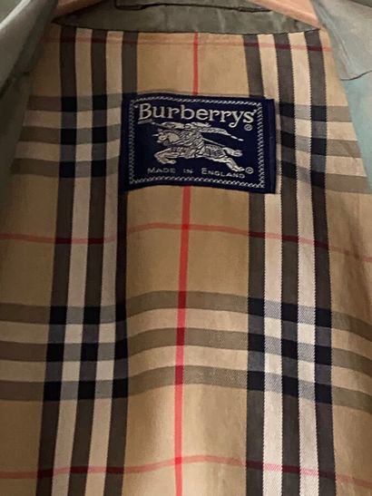 null *BURBERRY, made in England

Lot comprenant deux trenchs homme.

Haiteur : environ...