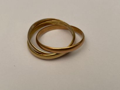null * Bague trois anneaux en trois tons d'or 750 millièmes

Poids : 6,3 g.
