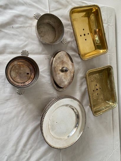 null *Lot en métal argenté et doré comprenant :

- plats ronds et ovales

- ecue...