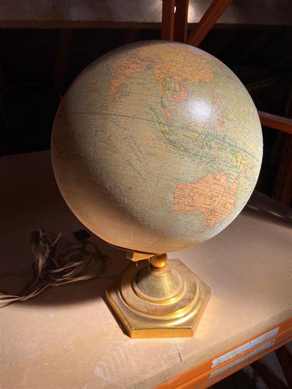 null Collection d'objets rétro : téléphone, appareil photo, Map'Monde lampe.