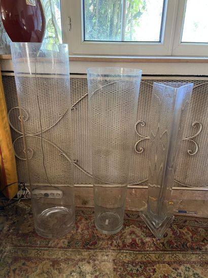 null Ensemble de trois grands vase en verre translucide et unicolore à base rondes...