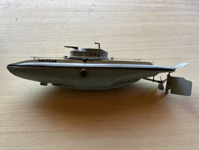 null JEP 

Sous-marin en tôle peinte, modèle NAUTILUS

Longueur : 41 cm 

(en l'...
