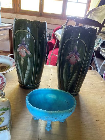 null Ensemble comprenant deux vases à décor de fleurs de la faïencerie Fives-Isles,...