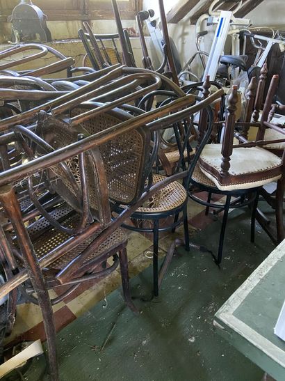 null Fort lot comprenant des aspirateurs vintage, chaises en bois de type Bistrot,...