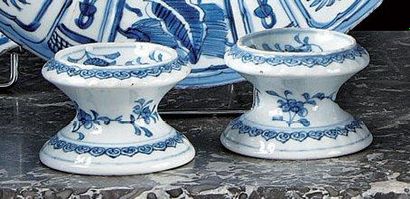 CHINE Paire de salières rondes godronnées sur piédouche décorées en bleu sous couverte...