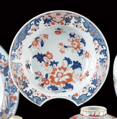 CHINE Plat à barbe circulaire décoré dans la palette Imari de fleurs. XVIIIè siècle....