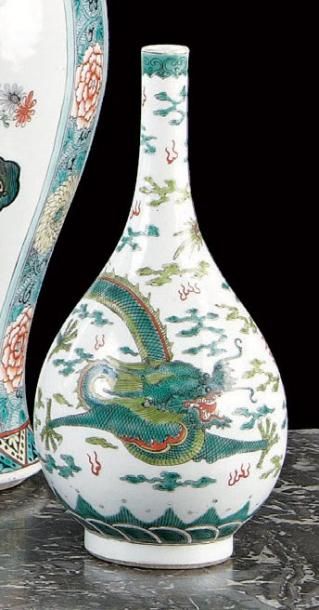 CHINE Vase bouteille décoré dans le style des émaux de la famille verte d'un dragon...