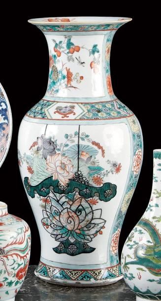 CHINE Vase de forme balustre décoré dans le style des émaux de la famille verte de...
