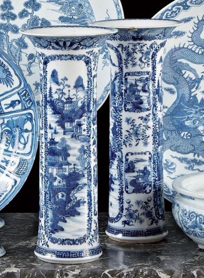 CHINE Paire de vases cornet à décor en camaïeu bleu de payasages chinois avec pagodes...