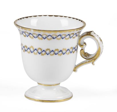 null SÈVRES

Tasse à glace en porcelaine dure à décor bleu et or d'une frise de chevrons...