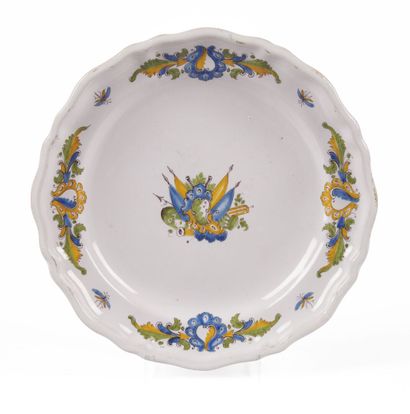 null MOUSTIERS

Earthenware plate with contoured edge with polychrome decoration...
