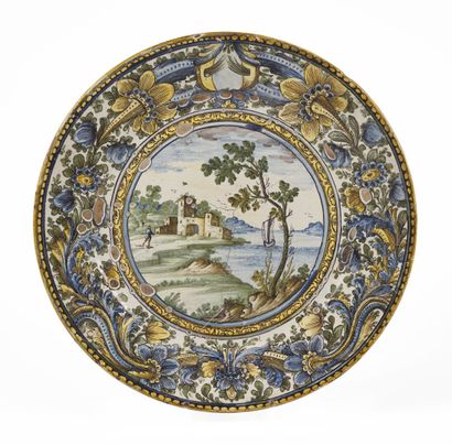 null CASTELLI

Large round majolica dish with polychrome decoration in the center...