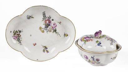 null MEISSEN

Pot à sucre couvert quadrilobé et son plateau en porcelaine à décor...