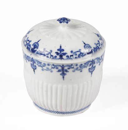 null MENNECY

Covered sugar pot in soft porcelain with gadroons in relief and blue...