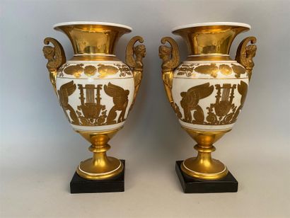 null PARIS

Pair of porcelain baluster vases with polychrome decoration of shepherds...