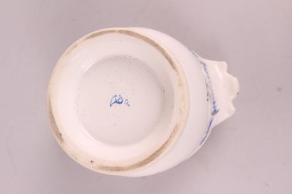 null CHANTILLY

Seau à verre sur piédouche en porcelaine tendre muni de deux anses...