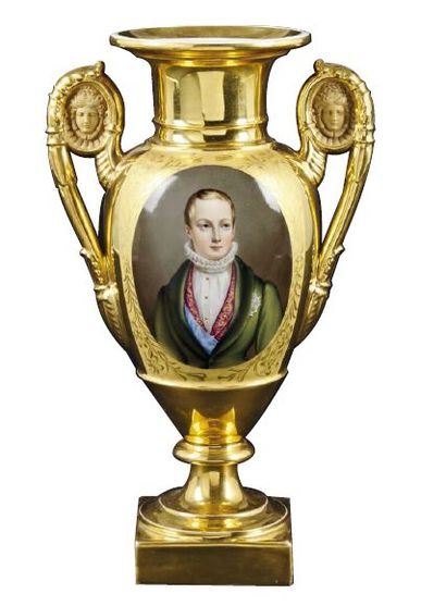 null PARIS

Porcelain vase of baluster form with polychrome decoration of a portrait...