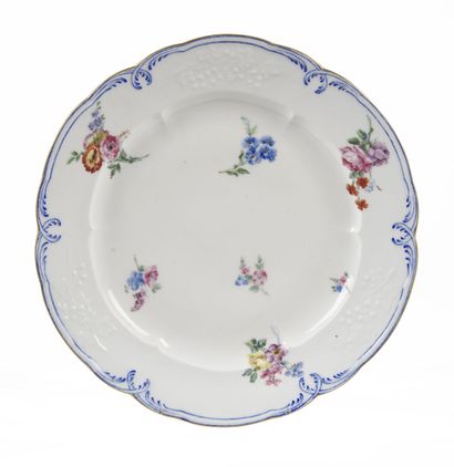 null SÈVRES

Gooseberry plate in soft porcelain with polychrome decoration of bouquets...