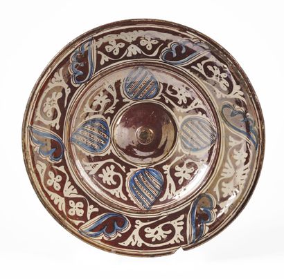 null MANISES

Round earthenware dish with glossy decoration in red and blue of leaves,...