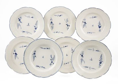 null CHANTILLY

Ensemble de sept assiettes en porcelaine tendre à motifs de vannerie...