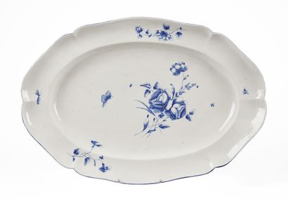 null CHANTILLY

Large oval dish with contoured edge in soft porcelain with blue monochrome...