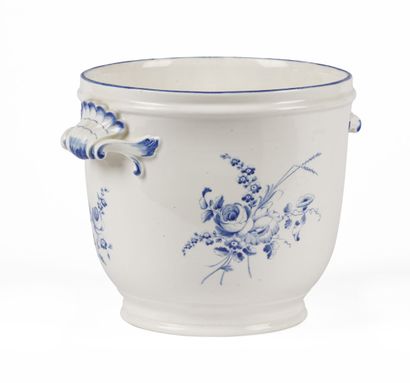 null CHANTILLY

Bottle bucket in soft porcelain with two side grips in the form of...