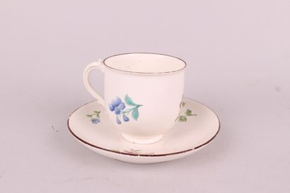 null CHANTILLY

Cup and saucer in soft porcelain with polychrome decoration of bunches...