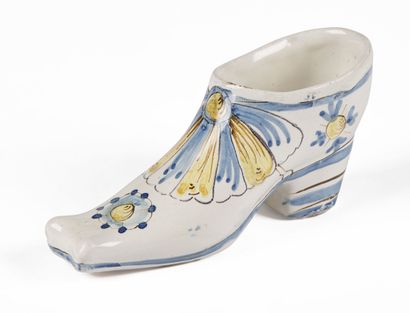 null NEVERS

Shoe in earthenware with decoration has compendiario in monochrome blue...