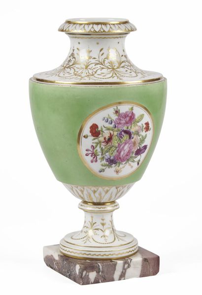 null PARIS

Vase de forme balustre sur piédouche en porcelaine à décor polychrome...