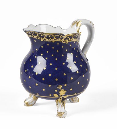 null SÈVRES

A three-legged milk jug of the first size in hard porcelain decorated...