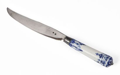 SAINT-CLOUD 
Couteau à manche en porcelaine...