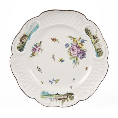 null CHANTILLY

Porcelain plate with contoured edge with polychrome decoration in...