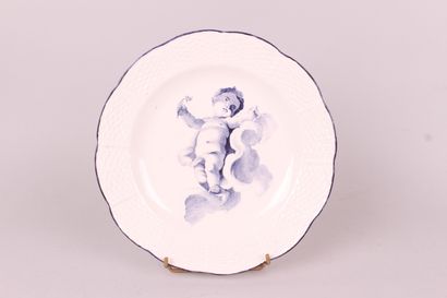 null CHANTILLY

A soft porcelain rim plate with a wickerwork pattern in light relief...