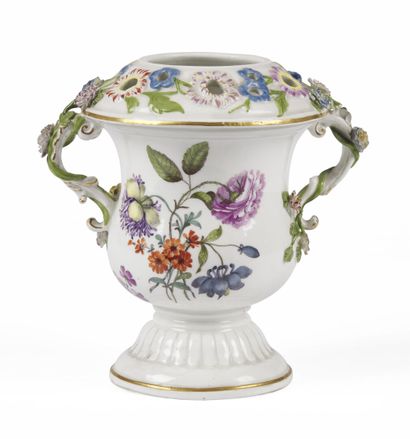 null MEISSEN

Lot including a baluster vase forming pot-pourri, two round dishes...