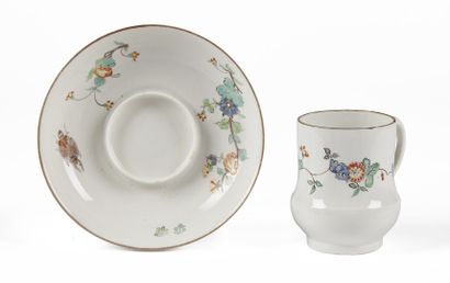 null CHANTILLY

Cup with bulge at the base and a saucer with central gallery in soft...