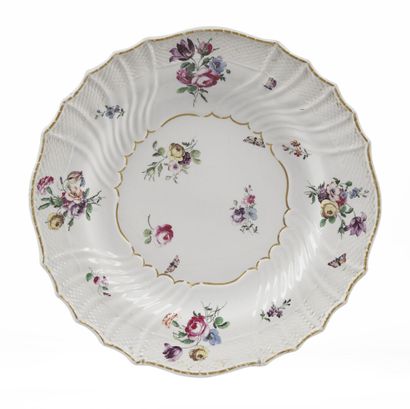 null DOCCIA

Porcelain plate with twisted ribs with polychrome decoration of flowers...