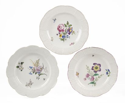 null CHANTILLY

Three plates with contoured edges in soft porcelain with basketry...