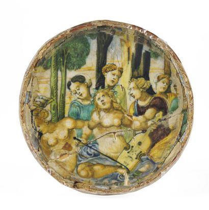 null URBINO

Fragment de coupe en majolique à décor polychrome d'Apollon et les Muses.

XVIe...