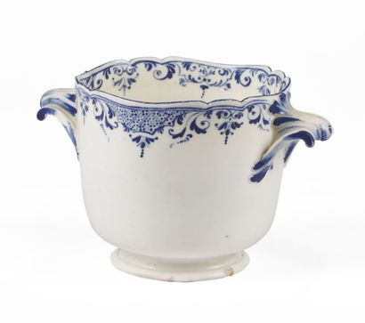 null MENNECY

Glass bucket in soft porcelain with two rocaille handles decorated...