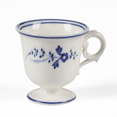 null ARRAS ?

Ice cup on pedestal in soft porcelain with blue camaïeu decoration...