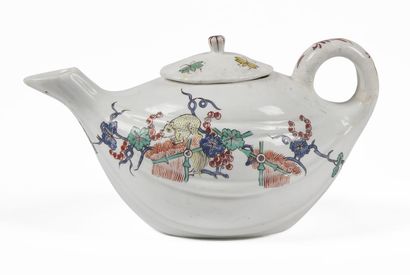 null CHANTILLY

Covered teapot in soft porcelain in the shape of a gourd with polychrome...
