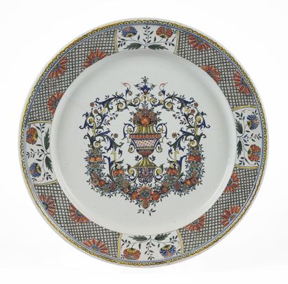 null ROUEN

Large round earthenware dish with polychrome decoration in the center...