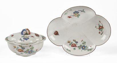 null CHANTILLY

Covered oval sugar bowl and its tray with polychrome decoration Kakiemon...