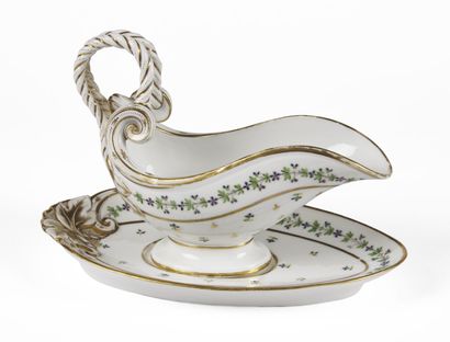 null PARIS

Oval sauceboat and its oval tray in porcelain, the handle in the shape...