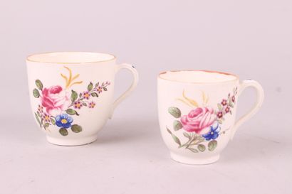 null CHANTILLY

Deux tasses en porcelaine tendre à décor polychrome de bouquets de...