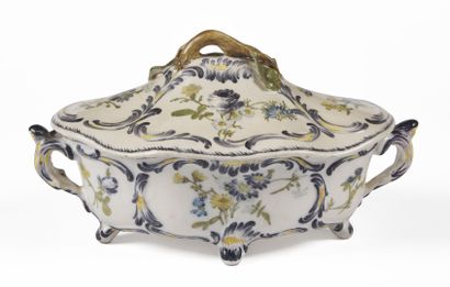 null MARSEILLE

Oval earthenware covered tureen with contoured edge on four feet...