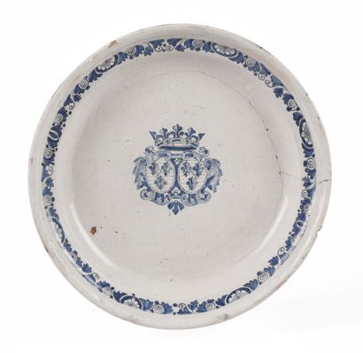 null SAINT-CLOUD OR PARIS

Round earthenware dish with blue monochrome decoration...