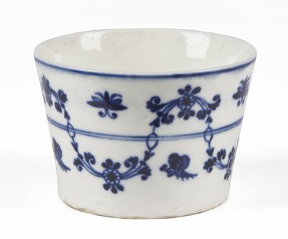 null PARIS

Body of a truncated cone sugar pot in soft porcelain with blue monochrome...